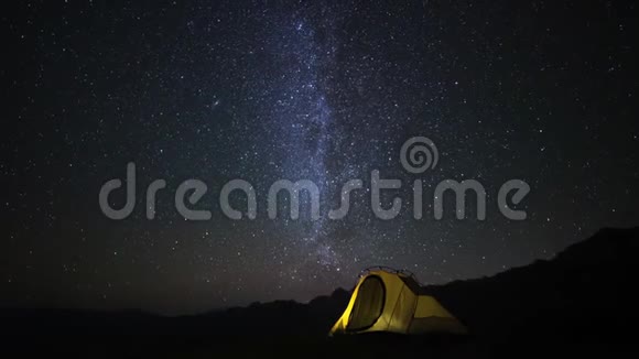 野营帐篷和营火在夜间结束视频的预览图