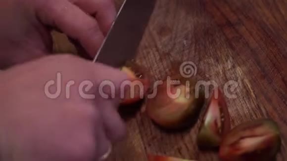 男人把西红柿切得很近视频的预览图