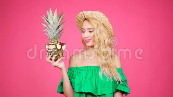 带有粉色背景太阳镜的肖像女性和菠萝视频的预览图