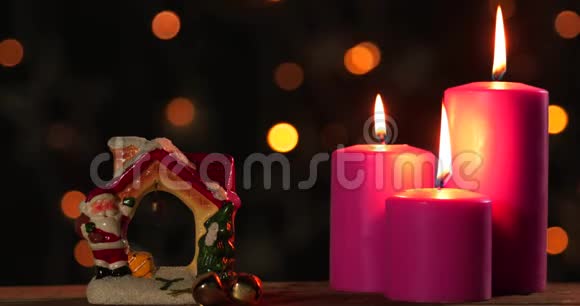 带有铃铛和蜡烛的圣诞装饰品视频的预览图