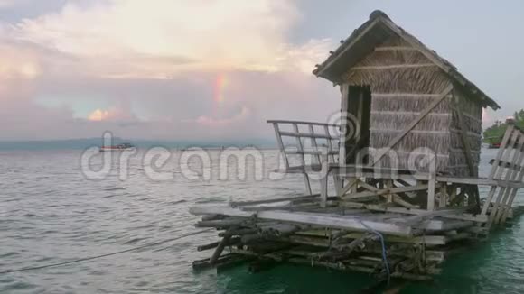 傍晚的彩虹和漂浮的小屋视频的预览图