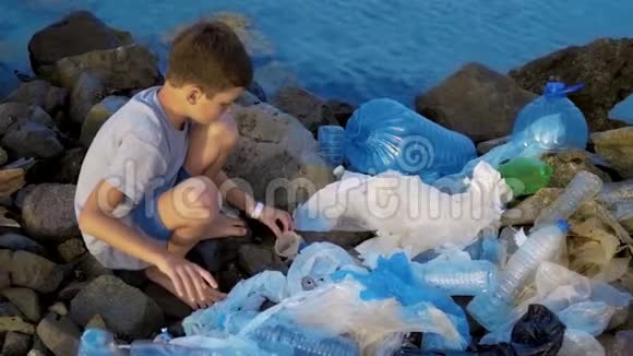 利特尔儿童志愿者清理海边安全生态概念视频的预览图