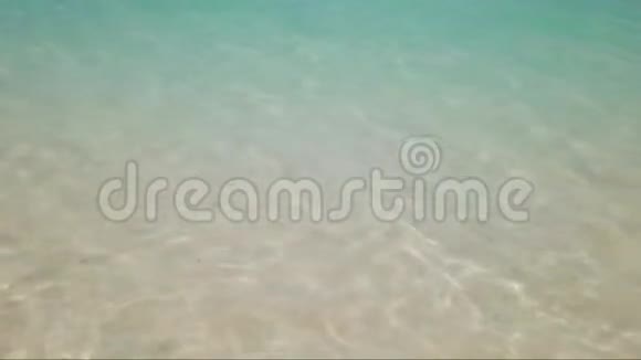 纹理清晰的绿松石海水表面可作为夏季背景视频的预览图