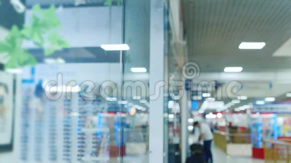 一个漂亮的女人带着购物袋在商店橱窗里张望然后毅然决然地去商店视频的预览图