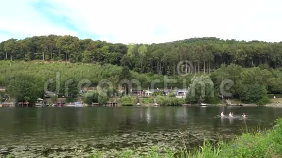 全景山湖的景观在森林湖上露营旅行视频的预览图