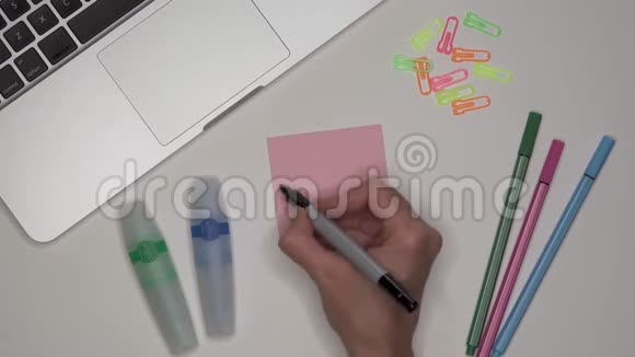 女人用手在记事本上写英语视频的预览图