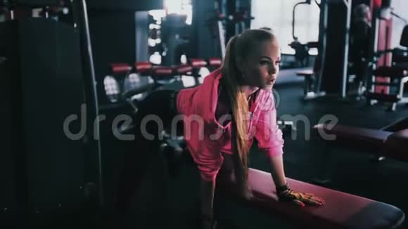 年轻漂亮的运动女孩带着地毯健身体育运动视频的预览图