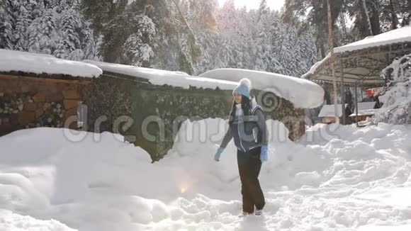 一对在户外玩得很开心的夫妇年轻的女孩把雪扔了冬天的快乐视频的预览图