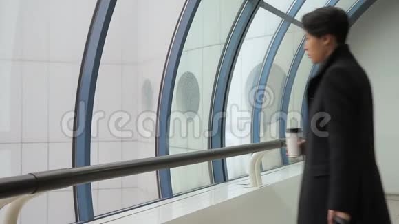 亚洲男人的肖像他在机场喝咖啡看着窗户视频的预览图
