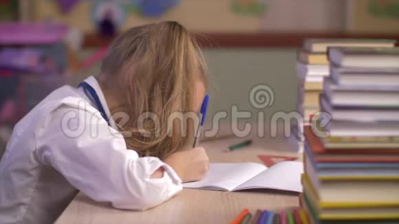 女生在学校笔记本上写字竖起大拇指视频的预览图