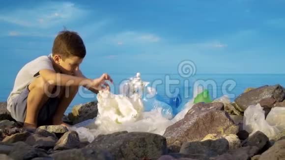 识字儿童志愿者清理海边沙滩安全生态概念视频的预览图
