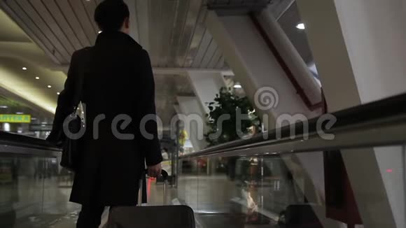 这位亚洲商人正站在机场的高速公路上视频的预览图