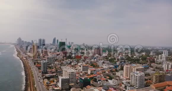 无人机正在美丽的海岸线上斯里兰卡科伦坡的现代建筑亚洲城市景观鸟瞰图视频的预览图