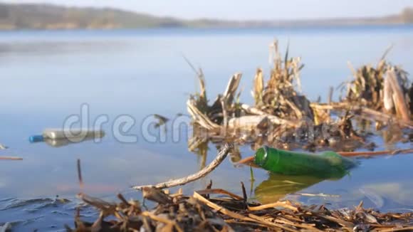 河中的玻璃瓶无机废物对环境的污染视频的预览图