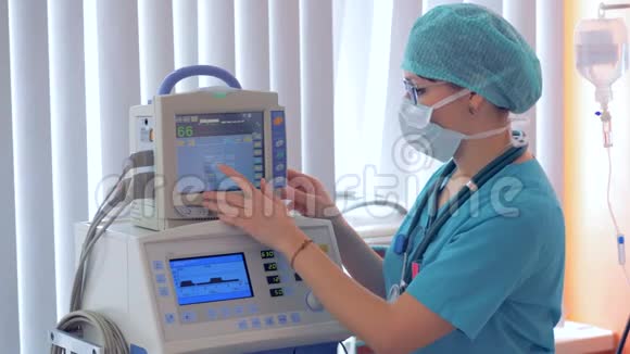 麻醉师在手术室用心电图机工作视频的预览图