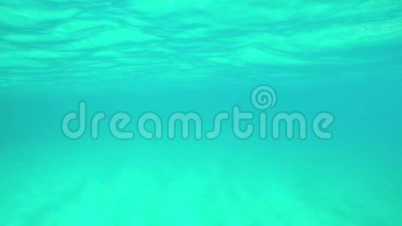 在科斯塔布拉瓦西班牙海洋中的透明蓝水镜头慢动作视频的预览图