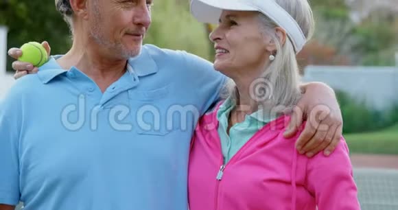 4k网球场上交谈的老夫妇视频的预览图