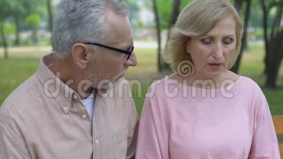 老年女性患有偏头痛有爱心的丈夫支持妻子健康视频的预览图