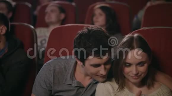 在电影院里亲吻自拍一对快乐的情侣在电影院自拍视频的预览图