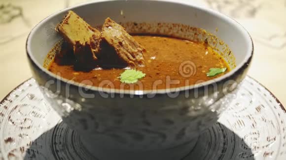 餐厅提供格鲁吉亚热汤和肉视频的预览图