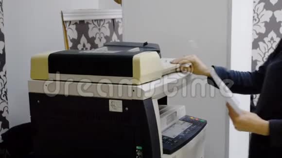 女孩扫描文件在复印机视频的预览图