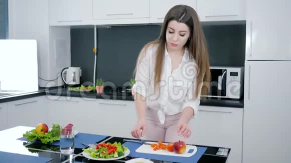 健康的生活方式女人在切菜板上切红番茄做菜式沙拉视频的预览图