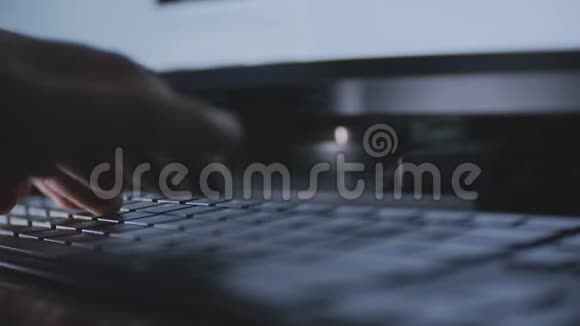人在电脑键盘上打字在电脑键盘上快速打字的人视频的预览图