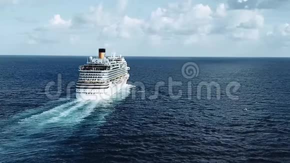 游轮穿越地中海空中镜头库存豪华中型游轮的鸟瞰图视频的预览图
