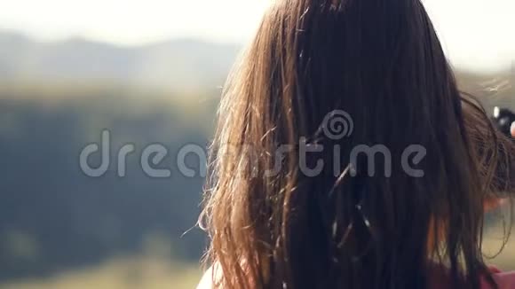一位年轻女子用相机拍摄阿尔泰山的大自然视频的预览图