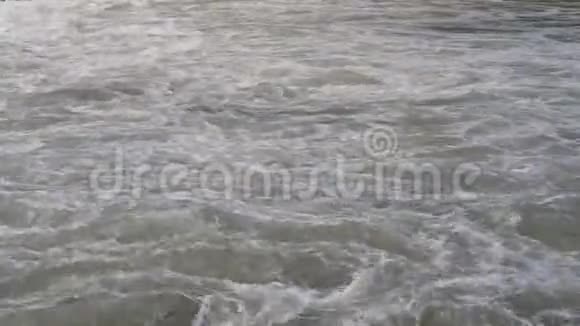 湍急的山河之流瀑布后水流潮起潮落视频的预览图