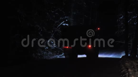 一辆卡车在冬季沿着一条森林道路行驶视频的预览图