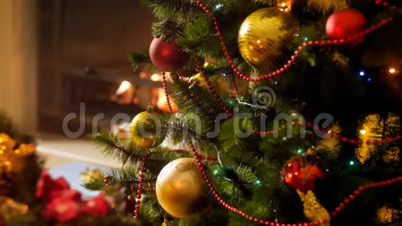 在客厅燃烧的壁炉旁圣诞树上闪烁着绚丽多彩的灯光视频的预览图