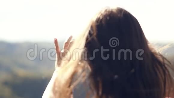 一位年轻女子用相机拍摄阿尔泰山的大自然视频的预览图