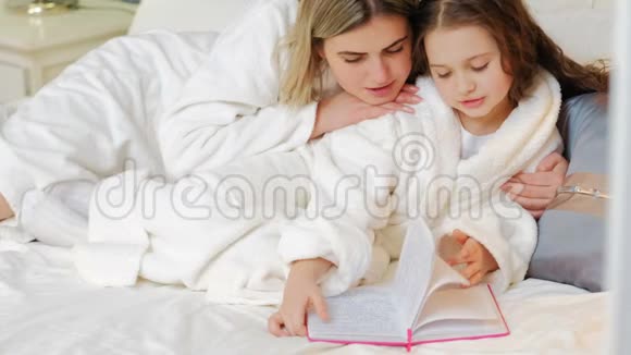 儿童睡前故事爱父母一起读视频的预览图
