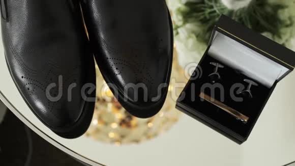 男士黑色皮鞋古典皮鞋和袖扣视频的预览图