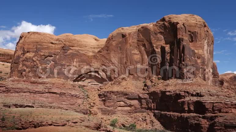 影子穿过沙漠中的砂岩悬崖视频的预览图