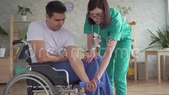 护士协助轮椅残疾人康复视频的预览图
