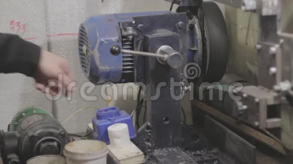 皮带磨床由工人操作视频的预览图