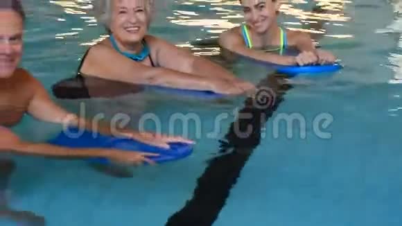 活跃的老年人在水上健身视频的预览图