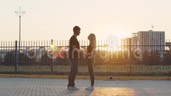 那家伙抓住他的女朋友和她调情慢动作日落时分的情侣视频的预览图
