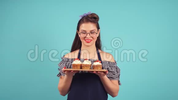 快乐糖果手拿着一个托盘和纸杯蛋糕视频的预览图