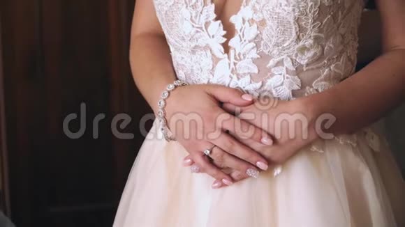 年轻漂亮的新娘穿着婚纱视频的预览图