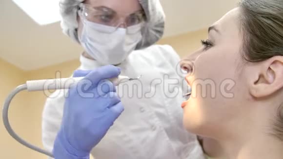 戴口罩的牙医对病人治疗牙齿视频的预览图