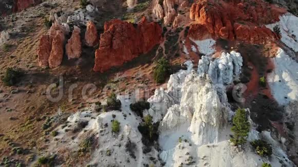 空中无人机拍摄内华达沙漠红岩视频的预览图