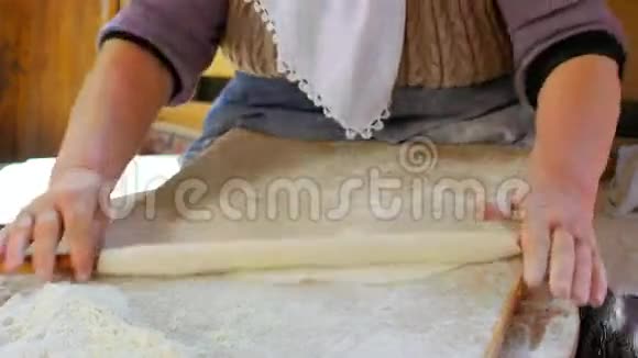 准备传统食物的妇女戈兹莱姆萨夫兰博鲁火鸡视频的预览图