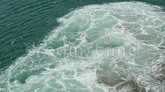 水海波涛沸腾泡沫从船的工作引擎海鸥飞过大海视频的预览图
