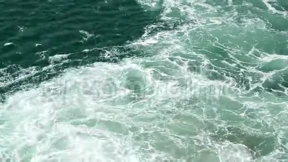 水海波涛沸腾泡沫从船的工作引擎海鸥飞过大海视频的预览图