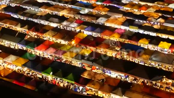 夜间照明市场的帐篷罗查达罗特费火车之夜色彩鲜艳的帐篷顶视频的预览图