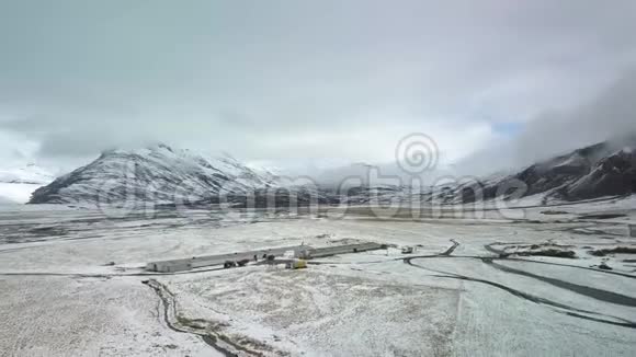 景观空中镜头雪覆盖农田视频的预览图