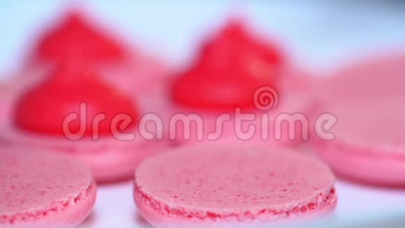 美味可口的法式甜点制作粉红色的马卡龙从糕点中挤压和添加奶油馅视频的预览图